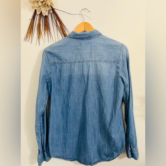 Hollister Cotton Blend Long Sleeve Button Down Denim Top Size Medium - Picture 2 of 6
